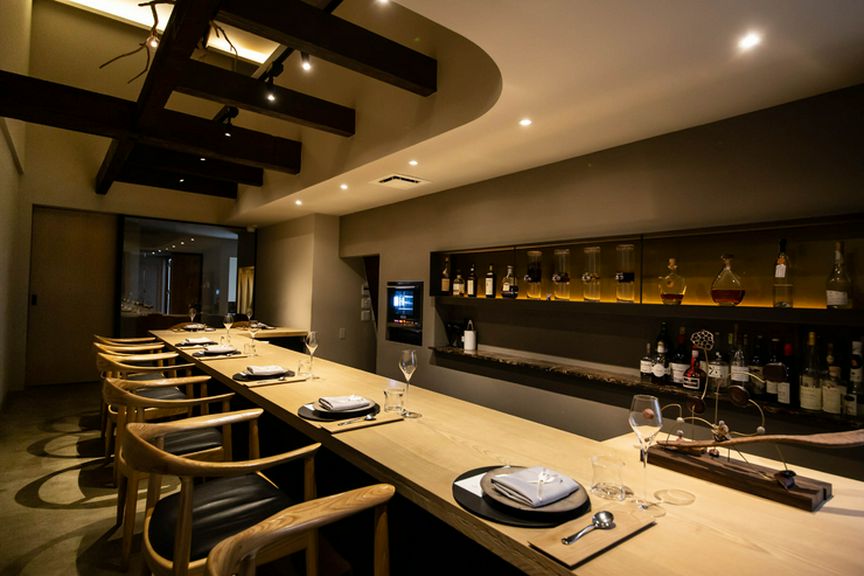 料理、空間、サービスのすべてが非日常の時間を演出