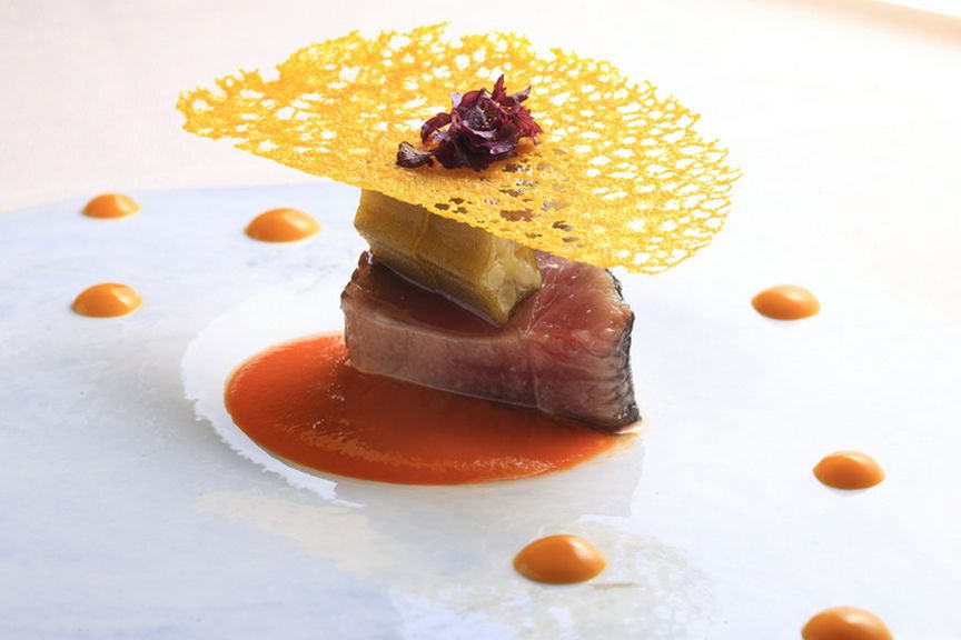 皮目の香ばしさをソースの酸味が引き締める9月のある日の魚料理『鰹』