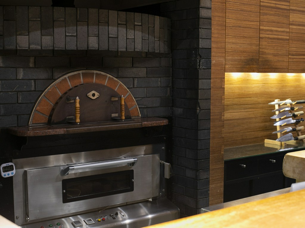 カウンター中央には、日本料理に似合わぬピザ窯が鎮座