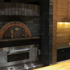 カウンター中央には、日本料理に似合わぬピザ窯が鎮座