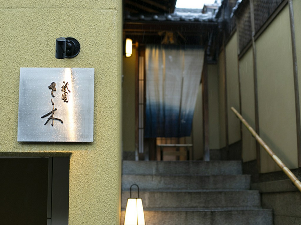 京都らしい風情漂う八坂通りの古民家