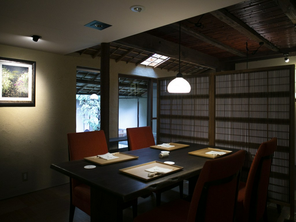 シックな装いに彩られた2タイプの個室