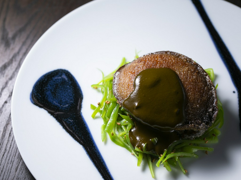 独特の食感と旨み。豪快に味わう『鮑のステーキ 肝のソース』