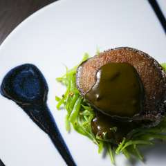 独特の食感と旨み。豪快に味わう『鮑のステーキ 肝のソース』