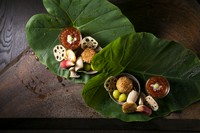 写真は9月の『八寸』の一例。中秋の名月、別名芋名月を表現し、芋の葉の上に新物いくら、ホタテ味噌漬け、小芋、新銀杏などを盛り付けています。