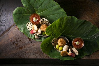 京都の季節の移ろいを、美しい盛り付けで表現する『八寸』