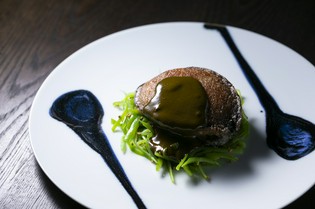 ステーキで豪快に味わってほしい、鮑ならではの弾力