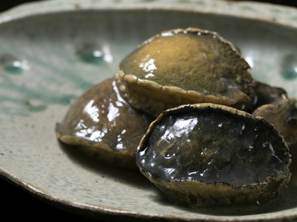 豪快に味わってほしい鮑は、質とサイズを重視