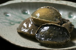 豪快に味わってほしい鮑は、質とサイズを重視