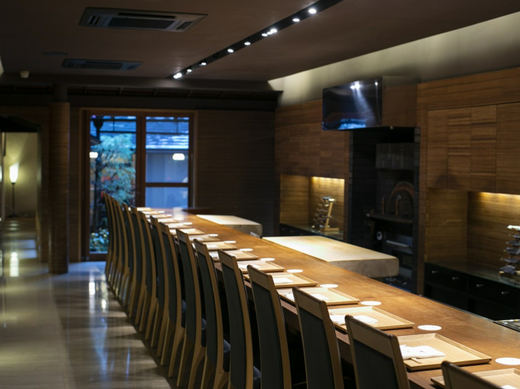 築100年以上の広々とした古民家が舞台