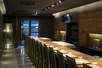 築100年以上の広々とした古民家が舞台