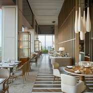 入り口を通り目に飛び込むのは淡いベージュとシャンパンゴールドの輝きに包まれた瀟洒な空間。天井が高く、異国のレストランのよう。さりげなく和の趣を加味した照明やオブジェがシックな雰囲気を醸し出します。