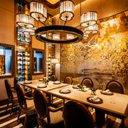 こちらのレストランには、趣の異なる完全個室が２つ。それぞれ、着物の生地を使ったオブジェや屏風をイメージしたコラージュアートなど、和と洋が融合した趣の違うラグジュアリーな空間となっています。