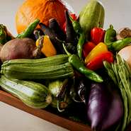 季節によって日本の契約農家から野菜を仕入れます。この日は能登の「高農園」から。有機農法で栽培された野菜は、能登独特の赤土に育まれ、ミネラルをいっぱい取り入れて育ちみずみずしい味わいになります。