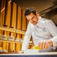 日本で8年暮らすうちに、日本の食材のすばらしさを知り、もろみや味噌といった日本の調味料や日本の食文化からも影響を受けました。私が刺激を受けたそうしたエッセンスを料理に込めてコースに仕立てています。