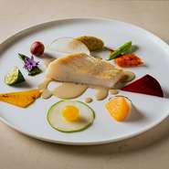 日本の魚や野菜は世界に誇れる美味しさ。志の高い生産者に光をあて、二酸化炭素の排出量問題にも配慮して、牛肉は極力使わないなど料理を通じた社会貢献にも意識を向けています。