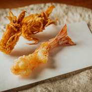 海老の天ぷらは、頭と身を別々に揚げることで味の違いを楽しめる趣向に。味噌の入った頭からは海老の強い香りが感じられ、身からは甘みを存分に堪能できます。