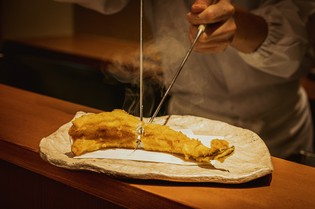 皮目の臭みも香ばしさに変える、絶品の穴子