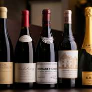 フランスワインを中心に、カリフォルニア、スイス、ギリシャなど、さまざまな国のものが揃います。若く挑戦的で将来期待されるメゾンのものも揃えているそう。その数はなんと250種類以上！				