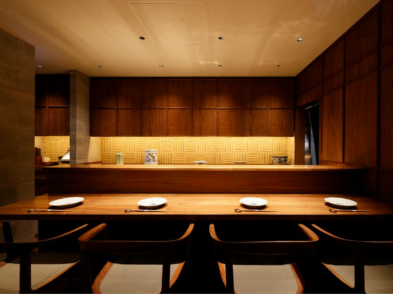 カウンターやテーブルなど、訪れる用途で使い分けたい