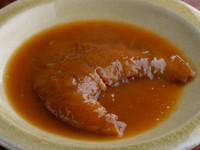 フカヒレを煮込む白湯ソースは、老鷄と鷄がらにたっぷりのもみぢ（鷄の足先）を使用。そこに豚足と豚の背脂を足し、強火で煮こむこと6時間。このスープがフカヒレの淡く深い旨味を出しています。