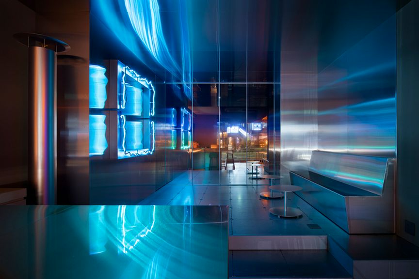 店内奥はイベントなども行うおしゃれな空間