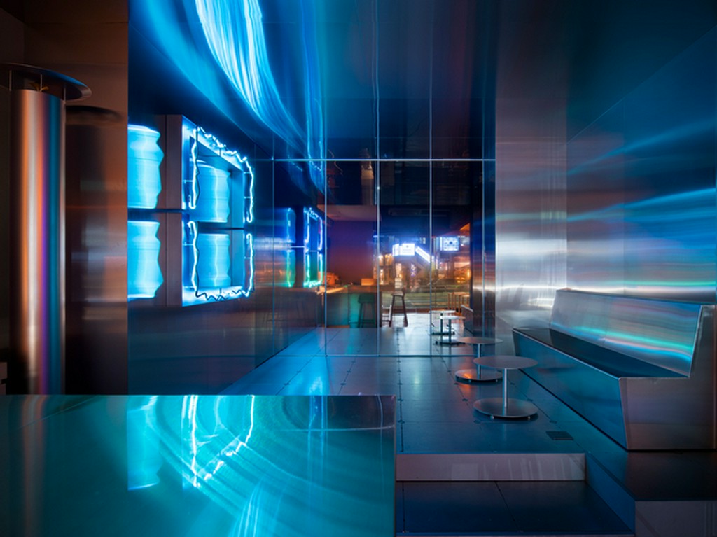 店内奥はイベントなども行うおしゃれな空間