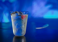 ネパール産のティムールペッパーにラズベリーやレモンを合わせたピリッと甘くない一杯。セットで提供される“サングラススピーカー”をかけると、流れるサウンドとの相乗効果により非日常へと誘ってくれます。