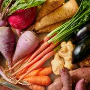 イタリアでの経験が長かった能田シェフが日本に戻り、様々な生産者の元を訪ねて感じた日本の生産者の素晴らしさ。地域に根ざす食材を中心に全国から取り寄せ、イタリア料理に落とし込みます。			