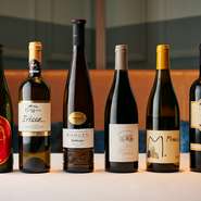 ワインは常時500〜600種用意。全体でイタリアのものが8割、日本のワインも豊富にそろいます。ペアリングはコースにあわせて6種類前後登場。グラスワインも時々にはお宝ワインを開けることも。				