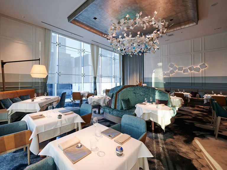 ゆっくりとくつろげる、天井の高い、開放的な店内