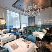 心が落ち着くブルーを基調とした店内は、天井が高く、広々としています。会食のときにはテーブル席で、デートのときはソファ席でとどんなシチュエーションでも優雅な食事の時間を約束してくれます。				
