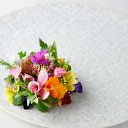 なんと40種類近くの花が乗せられている日本の里山の恵み『花のタルト』