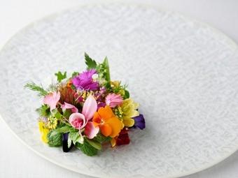 なんと40種類近くの花が乗せられている日本の里山の恵み『花のタルト』