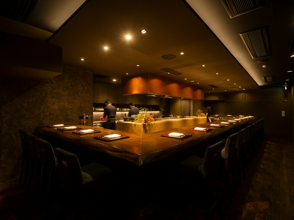 ライブ感溢れるオープンキッチンを囲む劇場型カウンター				