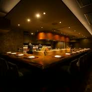 店内の主役はライブ感溢れるキッチン。その様子を間近で見られるカウンターでの食事は、まさに舞台を見ているよう。串を焼く香り、ご飯が炊ける湯気。料理が出来上がるわくわくを感じながら、楽しく食事ができます。