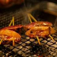 2人のシェフが考えたのは、フレンチと和をつなぐ「串」、ゲストとシェフの想いをつなぐ「串」。ガストロノミーのエッセンスを感じながら、気軽に肩肘張らずに楽しんでほしいという思いが込められています。				
