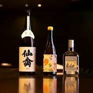 自然派のワインを中心に、日本酒、テキーラと幅広く揃えています。「楽しく食事をしてほしいので、飲み物も楽しく。テキーラは食中酒としてもよく合うのでぜひ試してほしいですね」と女将の橋本恭子さん。				
