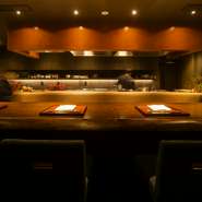 カウンター席の横並びで感じる、調理の香りもまた、レストランのご馳走。臨場感のある雰囲気に包まれ、広いカウンターでわくわくする料理を楽しめば、肩肘張らずに2人の距離も自然に縮まるはず。				
