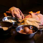 鳩はランド産、鴨はシャラン産。肉類は【フロリレージュ】で使っているものと同じ。米は【傳】でお願いしている安藤米店セレクトの日本丸。モッツァレラや卵は千葉県のクルックフィールズから。				
