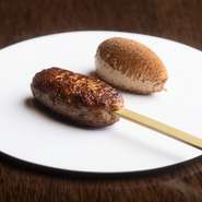 生姜や味噌でなめろう風に仕上げたいわしのつみれとレバー＆フォアグラのムースをあわせた一皿。塩昆布とレモンの粉末といっしょにムースをソースにしていわしに漬ければ、ジャンルレスなおいしさが生まれます。