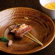 鳩のムネ肉、モモ肉、ささみを漬けダレでマリネし、和の漬け地に漬けたボタン海老をあわせて炭火焼に。ネギと鳩の内臓のソースを添えて。付け合わせの鳩のスープパスタにソースを入れて味を変えるのもオススメ。			