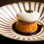 しっかりと苦みもあるキャラメルに、密度の濃い固めの王道プリン。煎茶を煮出した生クリームを泡立てたものをトッピング。クリームのほろ苦さと、キャラメルの苦みが大人の味わい。