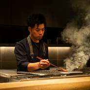 良い意味で想像を裏切るような料理を作りたいと思っています。従来の串料理とはまったく違うので、まずは見てびっくり、食べて思いがけない味わいにびっくり。そんな驚きの連続を楽しんでいただけたらと思います。		