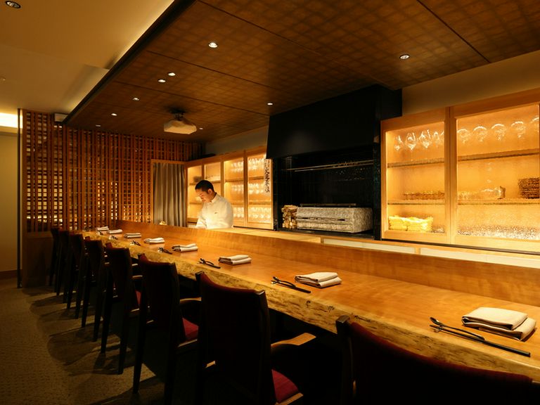 シェフと直接食材や料理について話せる居心地のよいカウンター