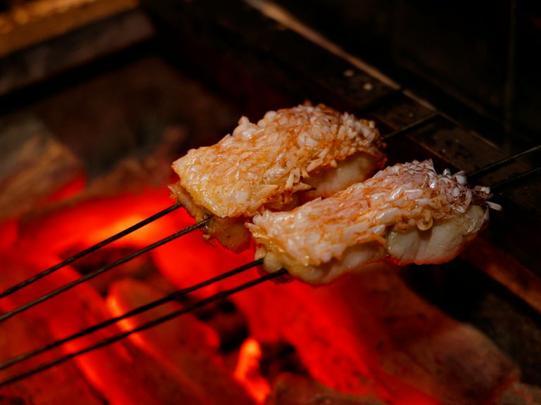 炭は素材のうまさを引き出し、薪は火の香りをまとわせて