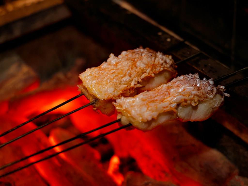 炭は素材のうまさを引き出し、薪は火の香りをまとわせて			