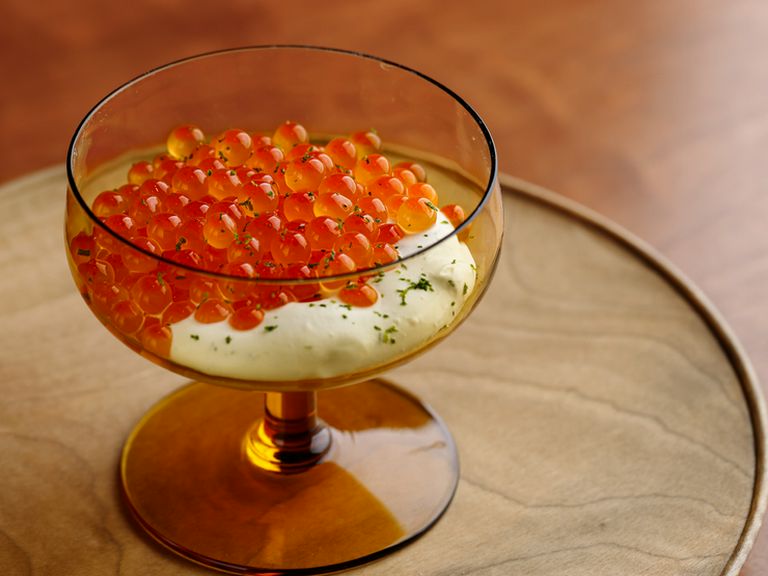 ほんのりと漂う薪の香りとクリームの酸味がよく合う『薪の香りをつけたイクラと酢橘のクリーム』