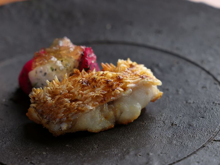 アフリカのスパイスがポイント!『甘鯛の松笠焼き』