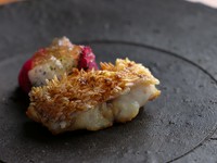 アフリカのスパイスがポイント！『甘鯛の松笠焼き』
